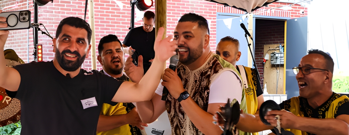 Mensen vieren een initiatief van Stichting Boukie