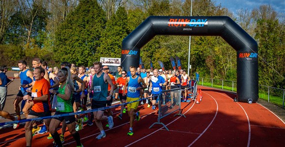 Hardlopers op het parcours van de Typhoonloop 2024 in Gorinchem
