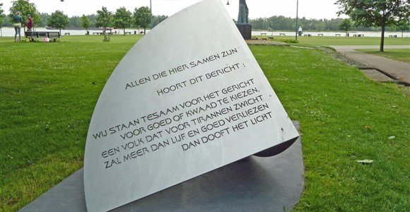 Het Van Randwijkmonument bij Buiten de Waterpoort in Gorinchem
